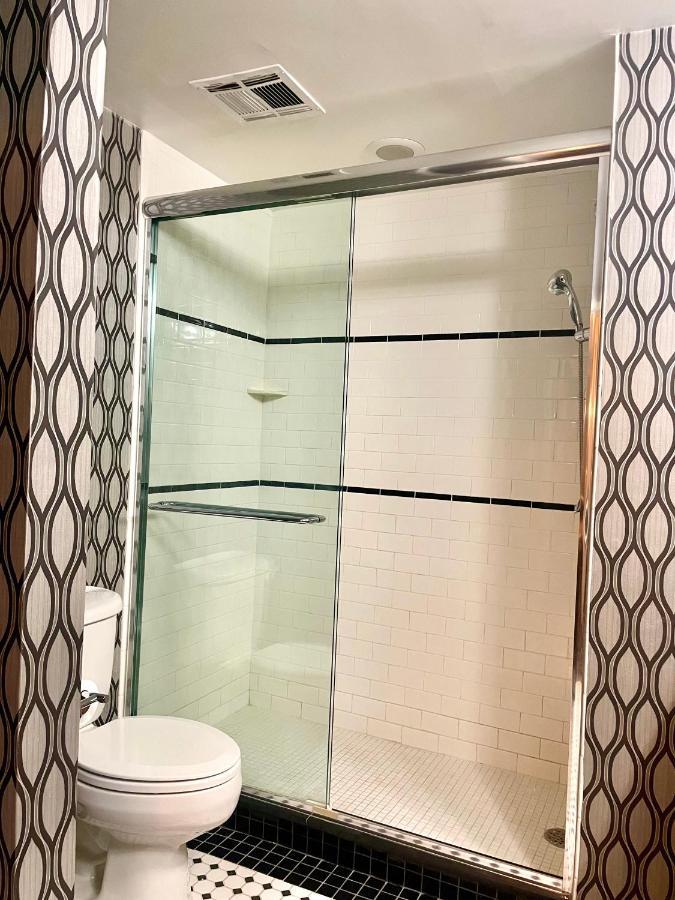 Park Manor Hotel Clifton Park Extérieur photo A shower door