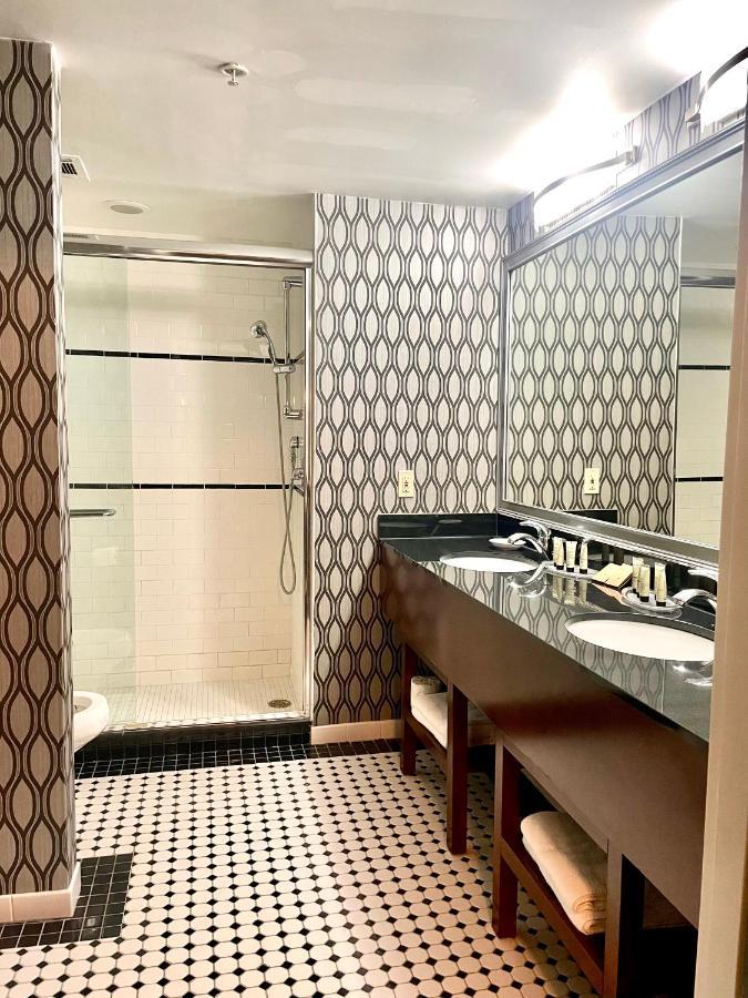 Park Manor Hotel Clifton Park Extérieur photo A bathroom in a hotel