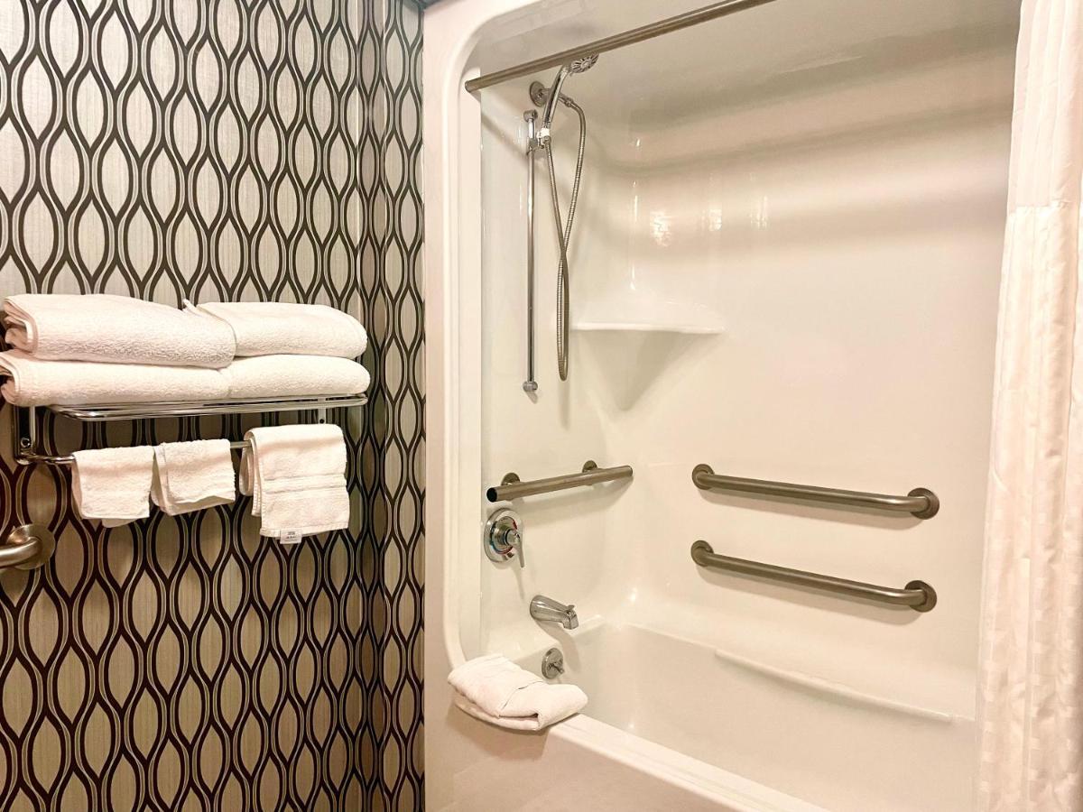 Park Manor Hotel Clifton Park Extérieur photo A shower with grab bars