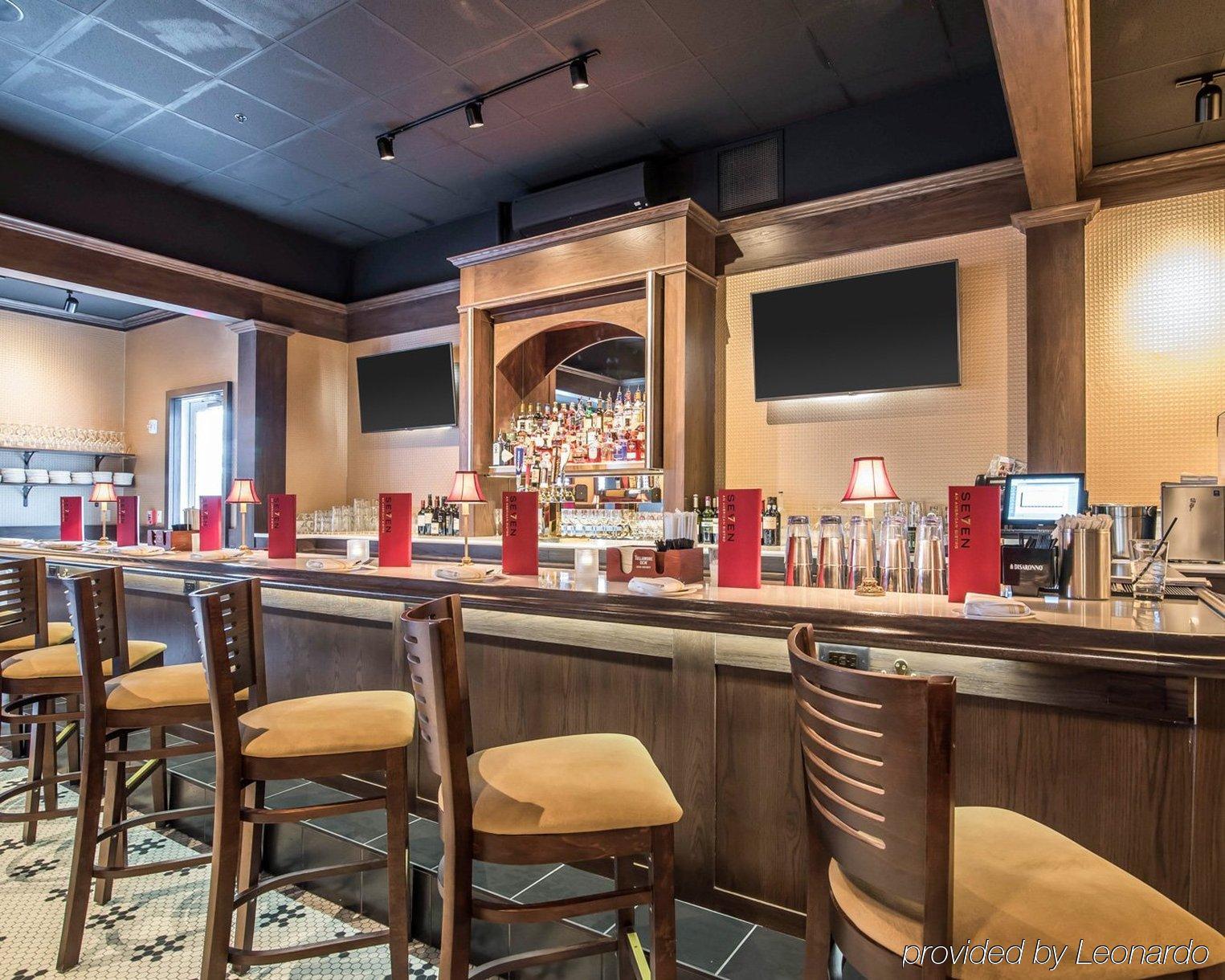 Park Manor Hotel Clifton Park Extérieur photo The bar at the restaurant