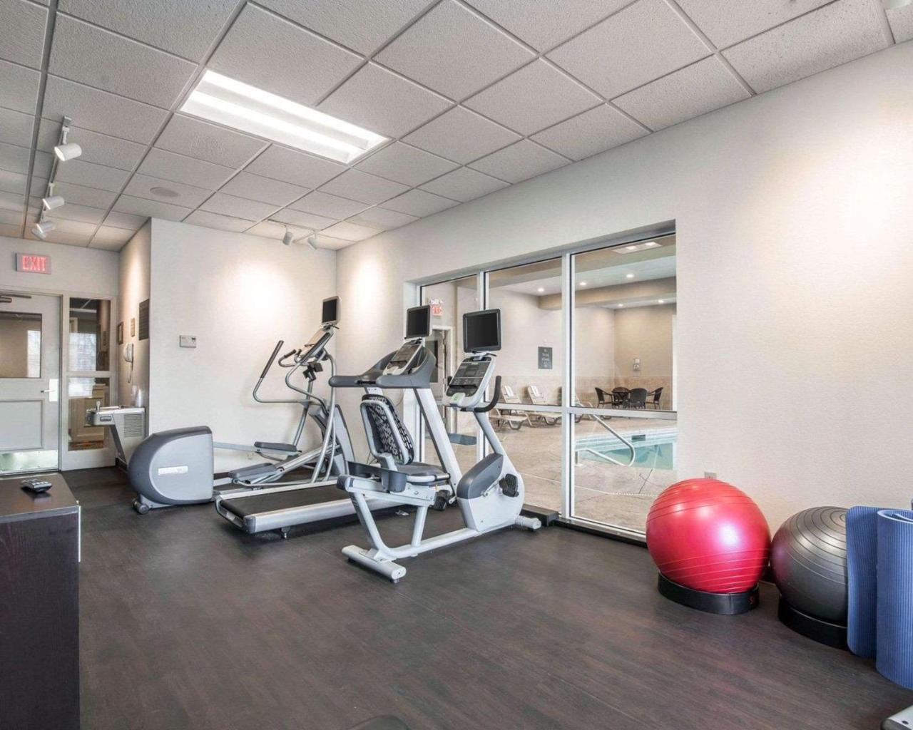 Park Manor Hotel Clifton Park Extérieur photo The fitness center at the 100 North Main Street location