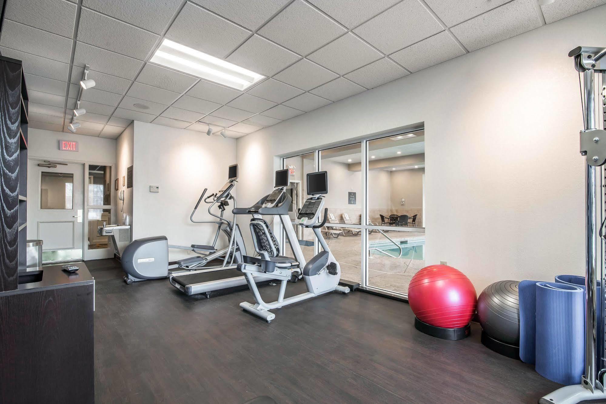 Park Manor Hotel Clifton Park Extérieur photo The fitness center at the 100 North Main Street location