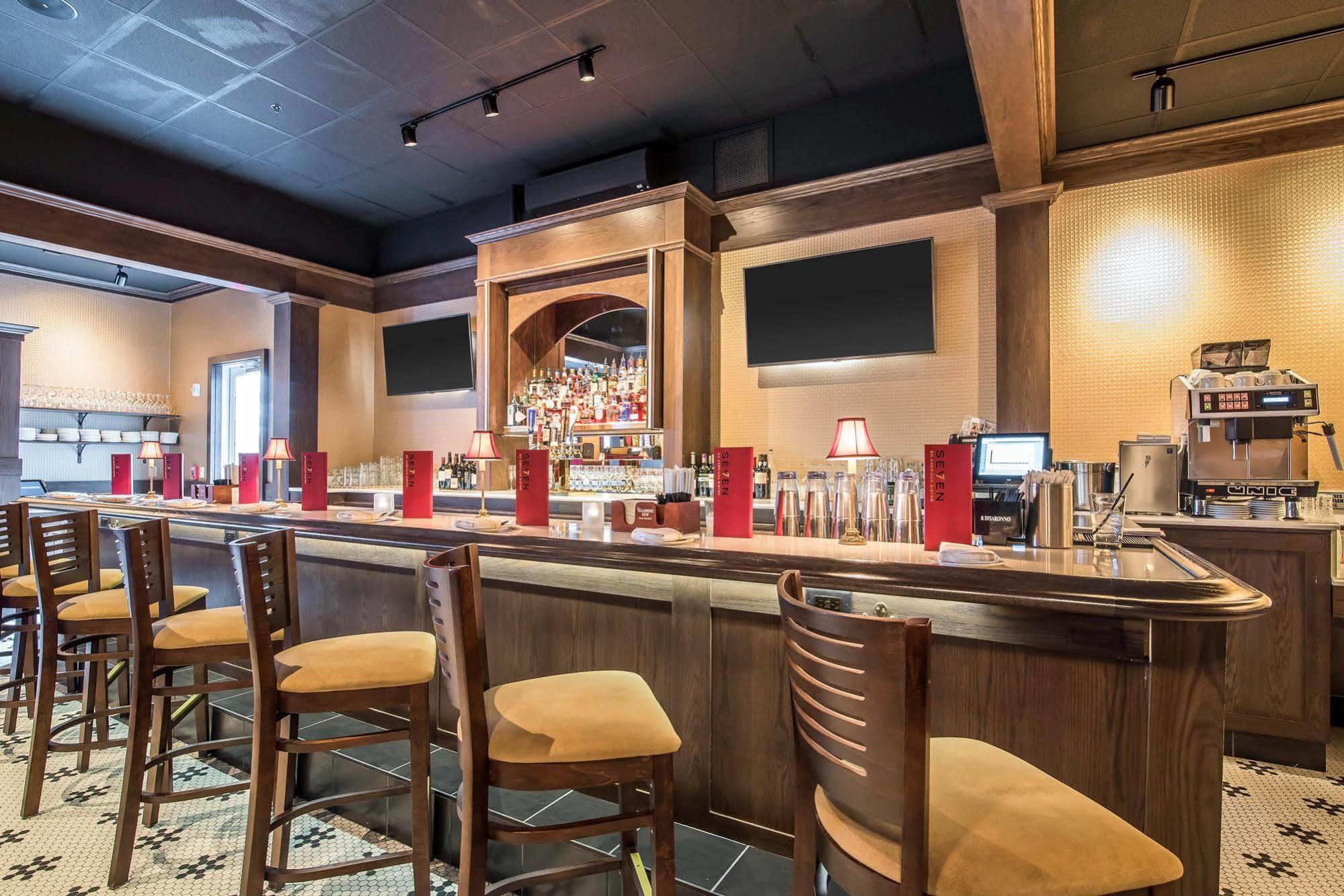 Park Manor Hotel Clifton Park Extérieur photo The bar at the restaurant